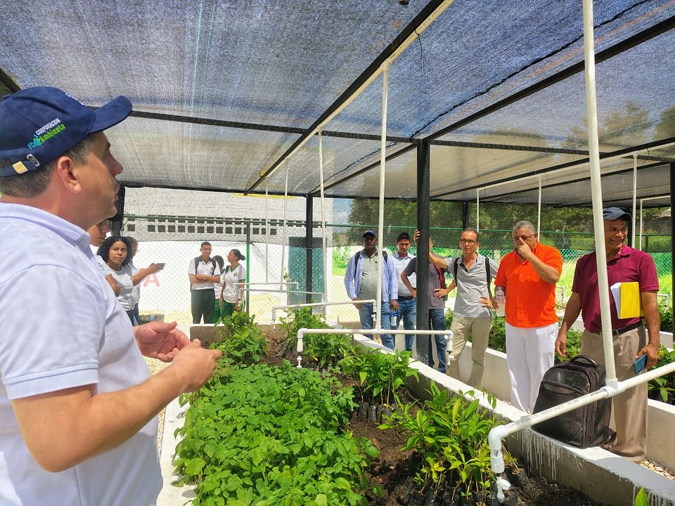 Rector Raimundo Almanza Recibe el Proyecto.