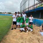 Medallistas en Atletismo al lado del director del IDER Turbaco.