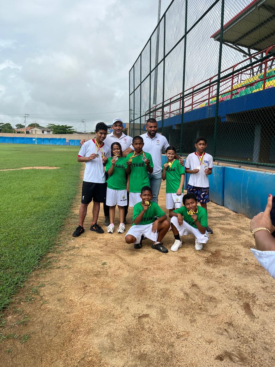 Medallistas en Atletismo al lado del director del IDER Turbaco.